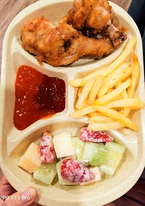 Hình của món Thịt gà chiên KFC ăn kèm khoai tây chiên và salad củ quả.