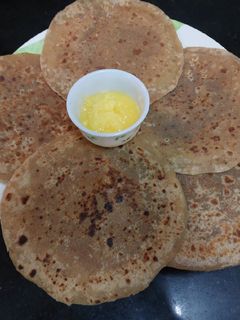 तिळगुळ पोळी (Tilgul Poli Recipe In Marathi) रेसिपी चे मुख्य फोटो
