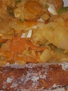 Una foto de Ensalada al pimentón con flamenquines de salchicha de soja