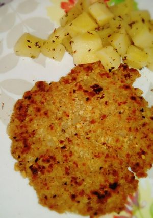 Una foto de Milanesas de avena y cebollas, con papas con perejil ❤