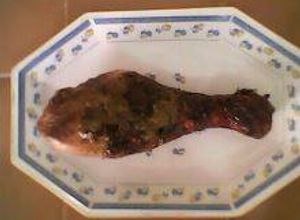 Una foto de Pierna de pavo en salsa de vegetales negra