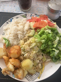 Una foto de Guiso de zapallo italiano con papas doradas