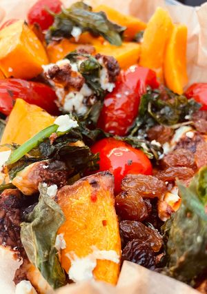 Una foto de Ensalada de calabaza asada y cherrys