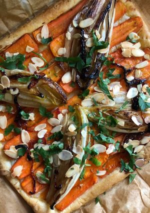 Une photo de Tarte feuilletée carottes endives miel