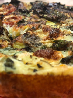Una foto de Quiche de espinacas, setas y tomates cherry