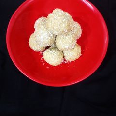 A picture of Til Peanut laddoo.