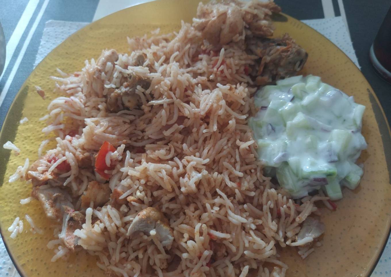 Biryani de pollo con ensalada de pepino