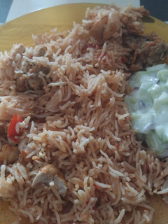 Una foto de Biryani de pollo con ensalada de pepino