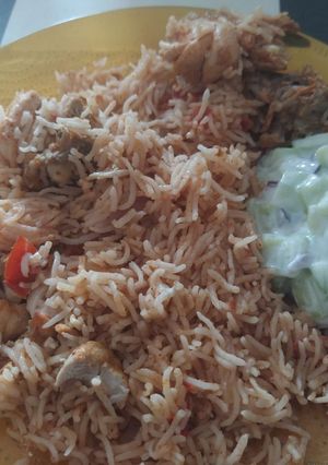 Una foto de Biryani de pollo con ensalada de pepino