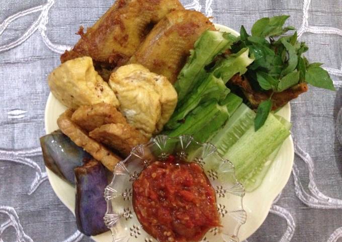 Pecel ayam / ayam goreng