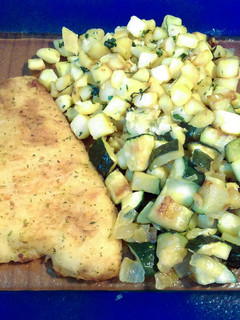 Una foto de Filetes de gallo empanado y salteado de dos verduras