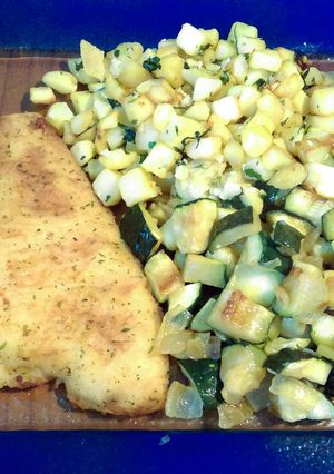 Una foto de Filetes de gallo empanado y salteado de dos verduras