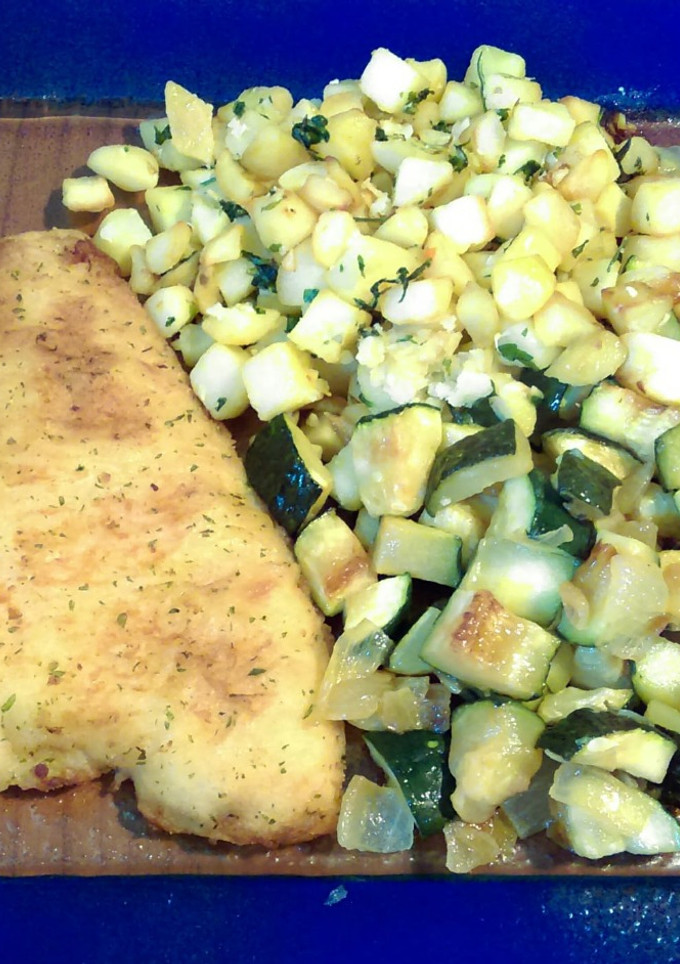 Una foto de Filetes de gallo empanado y salteado de dos verduras
