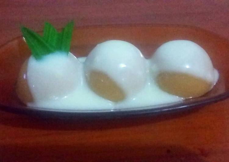 Pudding lecy brown sugar with vanilla sauce