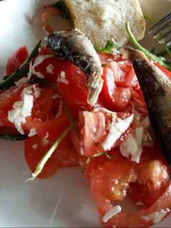 Foto principal de Ensalada de Tomates, Queso fresco, Rúcula y Sardinas en lata