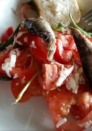 Foto principal de Ensalada de Tomates, Queso fresco, Rúcula y Sardinas en lata