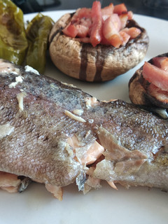 Una foto de Trucha al horno con bacon y champiñones