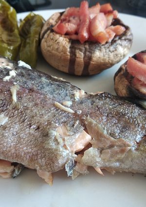 Una foto de Trucha al horno con bacon y champiñones