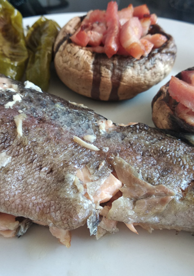 Una foto de Trucha al horno con bacon y champiñones