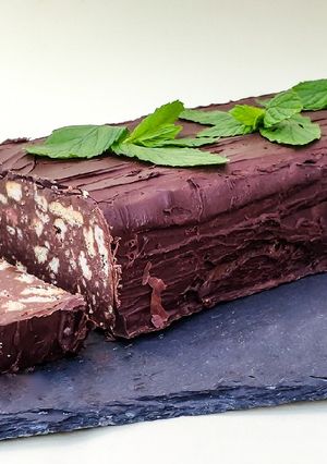 Φωτογραφία της συνταγής Σοκολατένιος κορμός με επικάλυψη σοκολάτας μπίτερ
