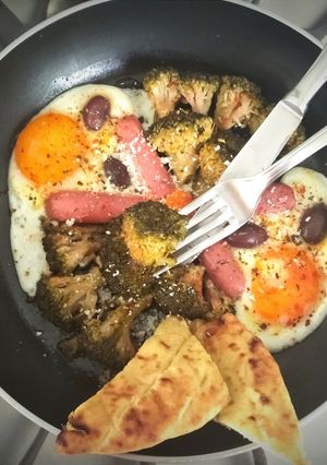 Φωτογραφία της συνταγής Αυγά μάτια 🍳 με λουκάνικα και μπρόκολο 🥦