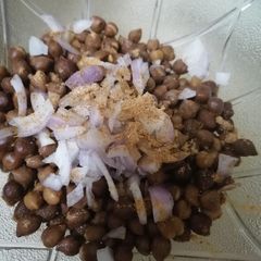 A picture of 3 ingredients chana chaat.