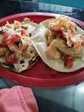 Tacos de pescado y camarón capeados tempura