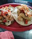 Tacos de pescado y camarón capeados tempura
