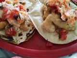 Tacos de pescado y camarón capeados tempura