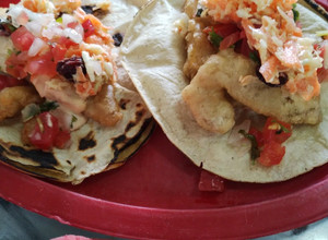 Una foto de Tacos de pescado y camarón capeados tempura