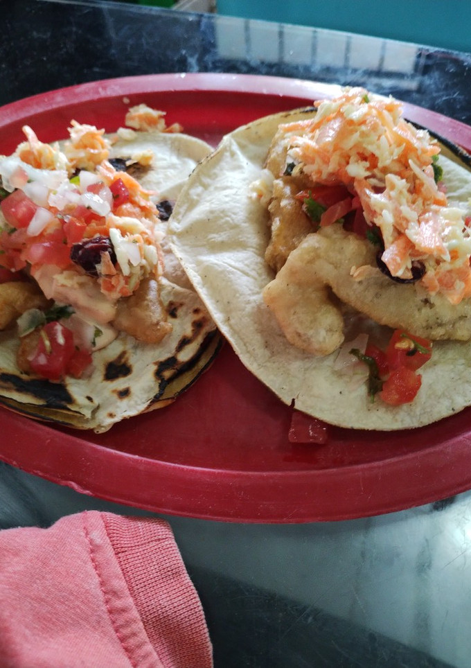 Una foto de Tacos de pescado y camarón capeados tempura
