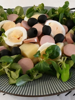 Una foto de Ensalada alemana de patatas y salchichas