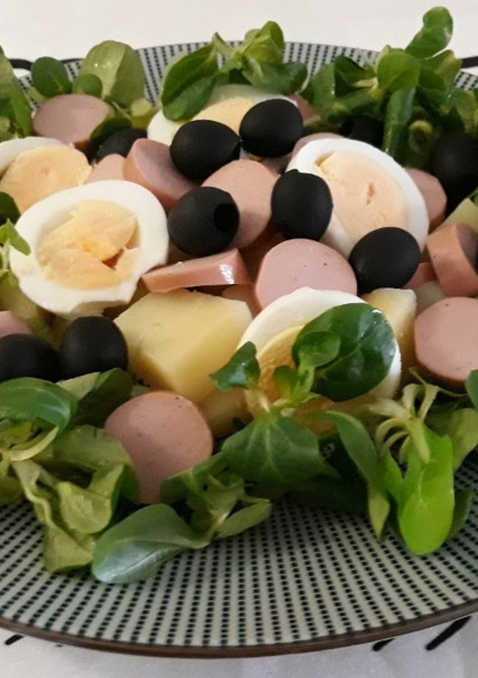 Una foto de Ensalada alemana de patatas y salchichas
