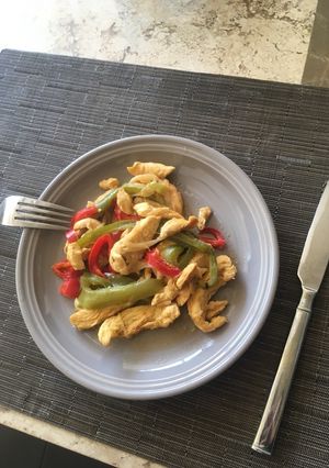 Una foto de Fajitas de pollo con pimiento rápido y fácil