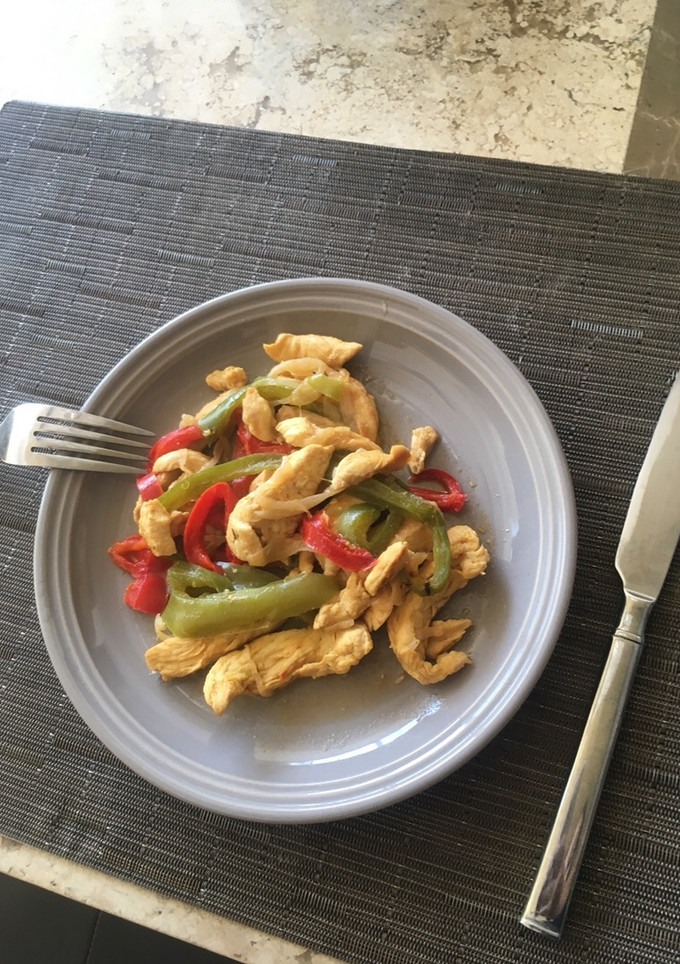 Una foto de Fajitas de pollo con pimiento rápido y fácil