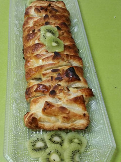 Una foto de Una trenza de hojaldre rellena de kiwi, nueces y pasas