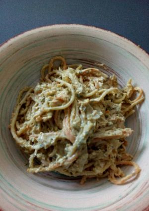 Una foto de Spaghetti verde con pollo.ॐ
