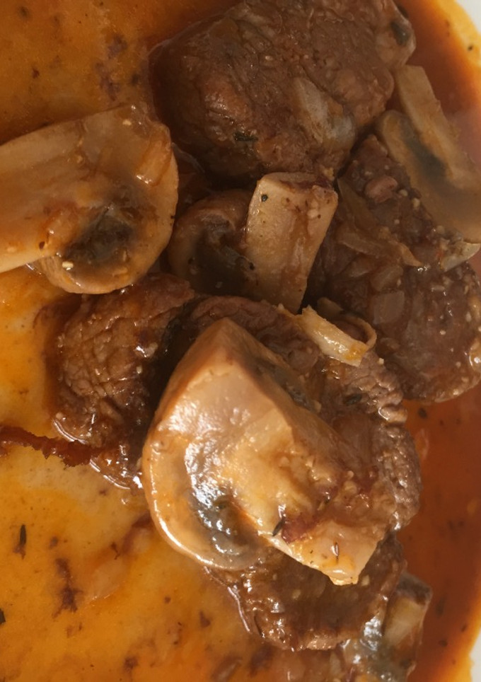 Una foto de Solomillo de cerdo en salsa con champiñones