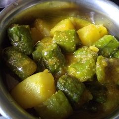 A picture of Ridged gourd potatoes curry.