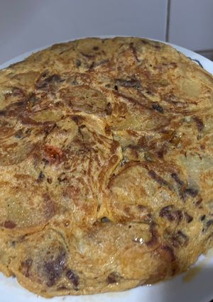 Una foto de Tortilla de patata con chorizo picante