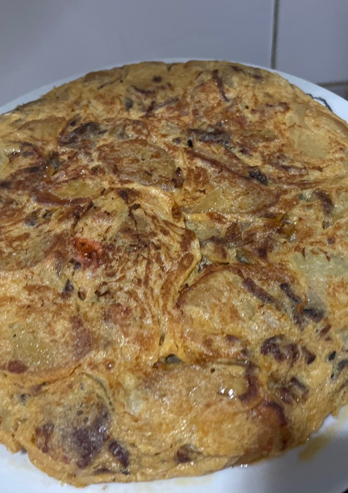 Una foto de Tortilla de patata con chorizo picante
