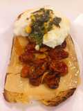 Tostada de Queso, Tomates Cherry y Huevo