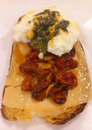 Una foto de Tostada de Queso, Tomates Cherry y Huevo