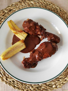 Una foto de Muslos de pollo al chocolate con plátano