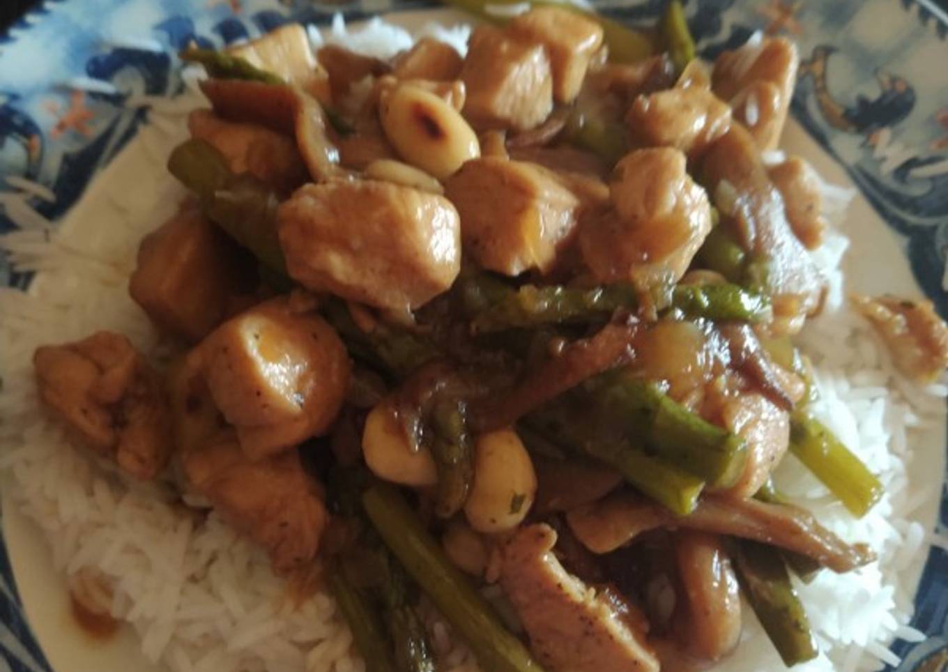 Arroz con pollo, setas y trigueros en salsa de soja