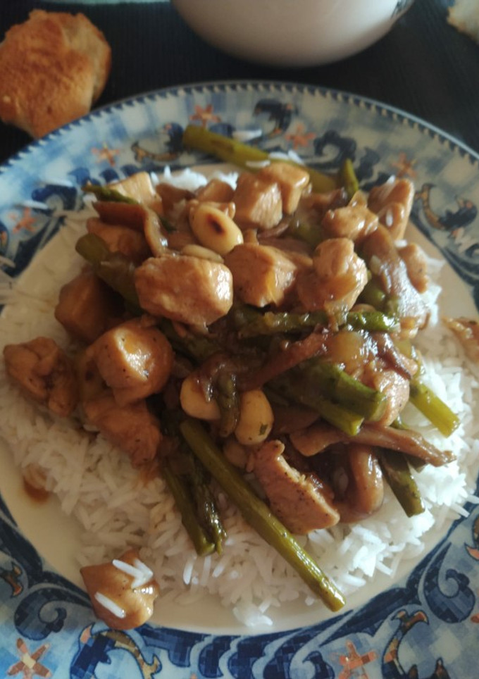 Una foto de Arroz con pollo, setas y trigueros en salsa de soja