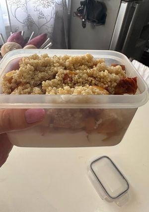 Una foto de Yogur con frutas y almendras
