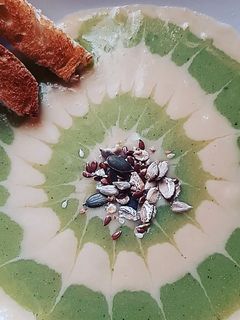 O poză a rețetei Supă-cremă de năut cu usturoi copt și broccoli.