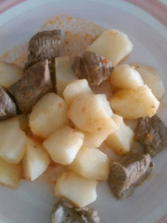 Una foto de Estofado de carne con patatas, con robot y sin gluten
