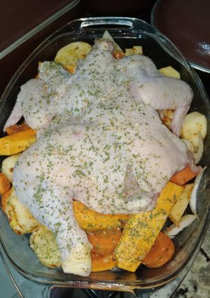 Una foto de Pollo al horno con verduras